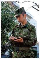 第一線救護衛生員認定試験の補助官を務める筆者（小岩井3等陸佐）