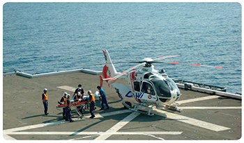 沖縄県における離島統合防災訓練（17（平成29）年9月）（洋上の護衛艦「いせ」に負傷者を空輸したドクターヘリ）
