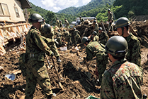 平成30年7月豪雨において、人命救助活動を行う陸自隊員（18（平成30）年7月）