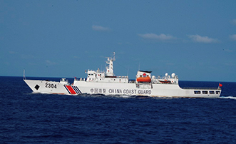 尖閣諸島周辺において領海侵入を繰り返す中国海警局の公船【海上保安庁提供】