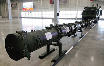 ロシアが初公開した地上発射型巡航ミサイル9M729（2019年1月）。手前がミサイルのキャニスター、奥が発射台付き車両【Jane's by IHS Markit】
