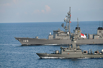 シンガポール海軍と親善訓練を行う海自護衛艦「いなづま」（18（平成30）年10月）