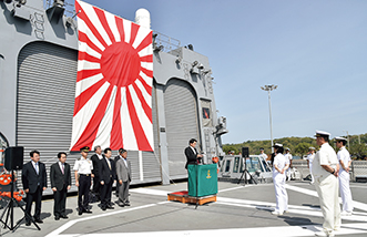 スリランカに寄港した、海賊対処部隊として派遣中の護衛艦「いかづち」において、隊員に訓示し激励する小野寺防衛大臣（当時）（18（平成30）年8月）