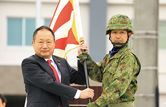第22即応機動連隊長に隊旗を授与する山田防衛大臣政務官（19（平成31）年3月）