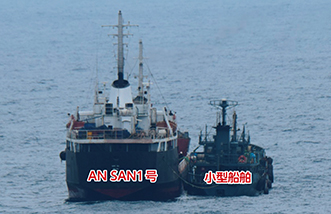 東シナ海公海上において海自艦艇が確認した、「瀬取り」を実施していたことが強く疑われる北朝鮮籍タンカーと船籍不明の小型船舶（19（平成31）年1月）
