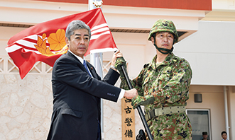 岩屋防衛大臣から隊旗を授与される陸自宮古警備隊長（19（平成31）年4月）