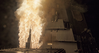 弾道ミサイル対処能力を付加するための改修を行い、SM-3 BLKIBによる発射試験を行うイージス護衛艦「あたご」（18（平成30）年9月）