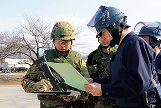 治安出動下令下における共同要領について訓練を実施する山形県警の警察官と陸自隊員（18（平成30）年2月）
