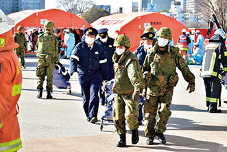 愛知県における国民保護訓練において、関係機関と共同して搬送を行う陸自隊員（19（平成31）年1月）