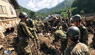 平成30年7月豪雨において、人命救助活動を行う陸自隊員（18（平成30）年7月）