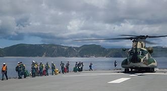 離島統合防災訓練（RIDEX）における海自輸送艦「おおすみ」への空自CH-47JによるDMAT（災害派遣医療チーム）の輸送（18（平成30）年9月）