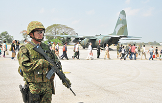 「コブラ・ゴールド」における在外邦人等の保護措置訓練において空自C-130Hに移動する在外邦人を警護する陸自隊員（19（平成31年2月）