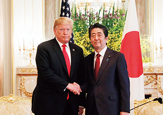 日米首脳会談で握手を交わすトランプ米大統領と安倍内閣総理大臣（19（令和元）年5月）【内閣広報室提供】
