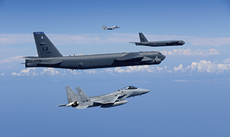 共同訓練を行う空自F-15及び米空軍B-52（18（平成30）年7月）