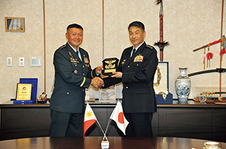 ブリゲス・フィリピン空軍司令官と会談する丸茂空幕長（19（平成31）年3月）