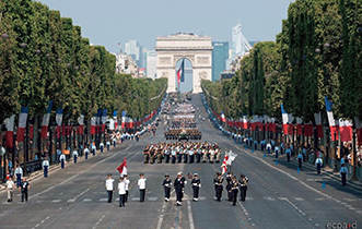 フランス革命記念日パレードに参加し、シャンゼリゼ通りを行進する陸自隊員（18（平成30）年7月）