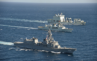 九州西方海域における日加共同訓練「KAEDEX 2018」（手前から海自護衛艦、カナダ海軍フリゲート、カナダ海軍補給艦）（18（平成30）年11月）
