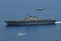 日比共同訓練中の護衛艦「かが」と日本がフィリピンに移転したC-90型航空機