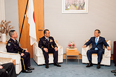 菅官房長官への出国挨拶を実施する著者（中央）