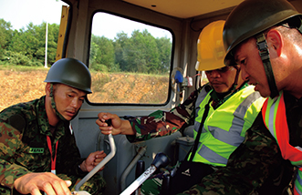 ベトナムにおける国連PKO支援部隊早期展開プロジェクトにおいて、重機操作訓練を実施する陸自隊員（18（平成30）年11月）