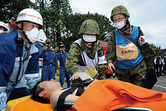 大量傷者受入訓練において、現場救護を実施する陸自隊員（世田谷公園内）