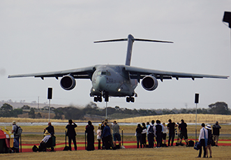 アバロン国際航空ショーで飛行展示を行う空自C－2輸送機（19（平成31）年2月）