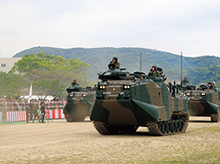平成31年4月28日水陸機動団創隊1周年・相浦駐屯地創立64周年記念行事での水陸両用車による観閲行進