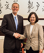 台湾の蔡英文総統と米国在台協会のクリステンセン代表【AIT】