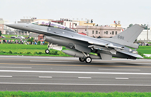 台湾軍のF-16戦闘機（19（令和元）年5月、軍事演習「漢光35号」）【AFP＝時事】