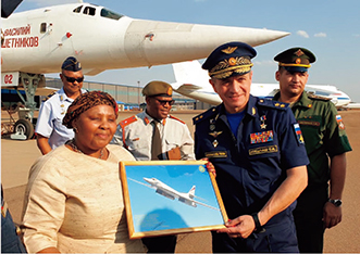 南アフリカを初訪問した戦略爆撃機TU-160。手前はロシアのコブィラシ遠距離航空部隊司令官（右）と南アフリカのマピサヌカクラ国防・退役軍人相。【ロシア国防省】