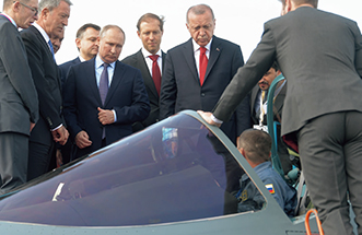 兵器展示会「MAKS-2019」でトルコのエルドアン大統領にSu-57を案内するプーチン大統領【SPUTNIK/時事通信フォト】