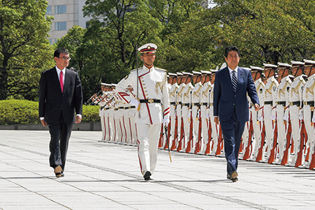 特別儀じょう隊を巡閲する安倍内閣総理大臣と河野防衛大臣