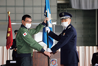 河野防衛大臣から隊旗を授与される警戒航空団司令（20（令和2）年３月）
