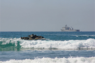 「アイアン・フィスト20」において、訓練中の陸自水陸両用車と米海軍艦艇（20（令和2）年2月）