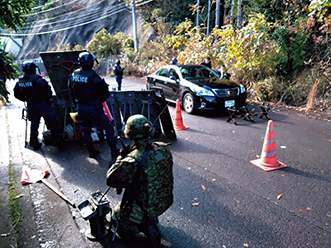 治安出動下令下における共同要領について訓練を実施する北陸3県警（富山、石川、福井）の警察官と陸自隊員（19（令和元）年12月）