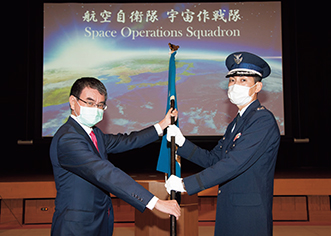 河野防衛大臣から隊旗を授与される宇宙作戦隊長（20（令和2）年5月）