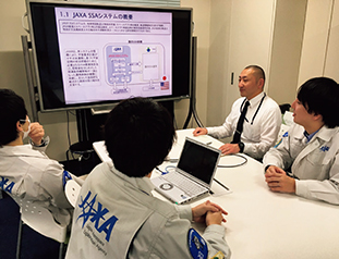 JAXA職員との会議でSSAシステムの教育を受ける著者（右から2人目）