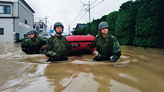 令和元年8月の前線に伴う大雨において、孤立者の救助に向かう陸自隊員（19（令和元）年8月）