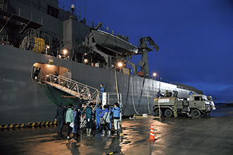 令和元年東日本台風（台風第19号）において、相馬港にて入浴支援にあたる掃海母艦「うらが」（19（令和元）年10月）