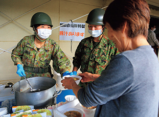 食事を提供する陸自隊員