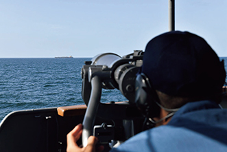 アラビア海北部において情報収集を行う護衛艦「たかなみ」隊員（20（令和2）年２月）