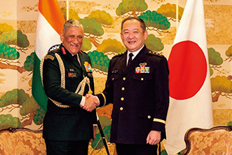 インド陸軍参謀長と会談する湯浅陸幕長（19（令和元）年10月）