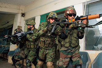 実動訓練「ダルマ・ガーディアン19」においてインド陸軍と連携する陸自隊員（19（令和元）年10月）
