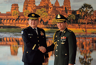 カンボジア陸軍司令官と会談する湯浅陸幕長（20（令和2）年2月）