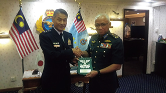 マレーシア空軍司令官と会談する丸茂空幕長（19（令和元）年10月）