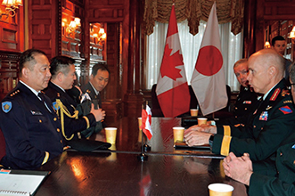 カナダ陸軍司令官と会談する湯浅陸幕長（19（令和元）年10月）