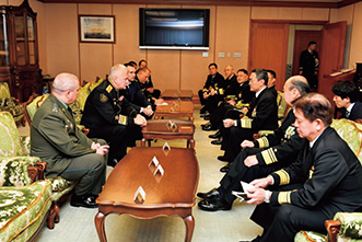 ロシア海軍総司令官と懇談する山村海幕長（19（令和元）年11月）