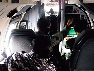 スリランカ空軍に対し洋上における目標捜索、発見に関する能力構築支援を行う空自隊員（19（令和元）年10月）