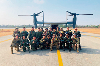 多国間共同訓練「コブラ・ゴールド」において諸外国軍人と親睦を深める隊員（20（令和2）年2月）