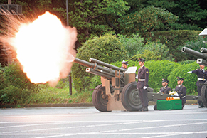 北の丸公園で礼砲を実施する礼砲中隊